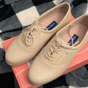 Easy Spirit Women's Beige Lace-Up Flats